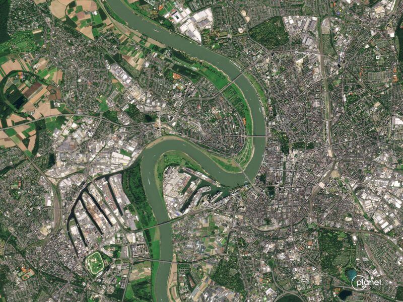 FOTO DE ARCHIVO: Vista general del nivel del agua del río Rin cerca de Dusseldorf, Alemania 14 de agosto 2021. Planet Labs PBC/Handout via REUTERS