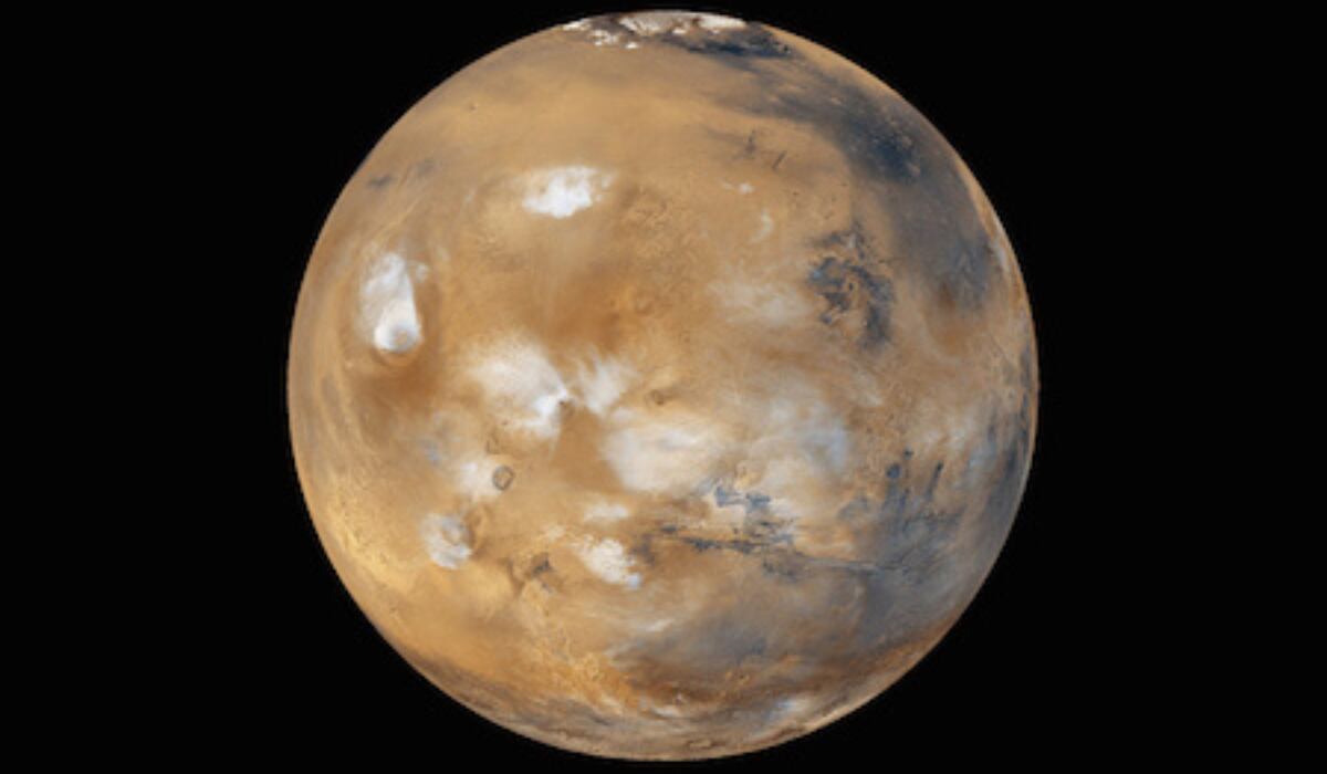 En esta fotografía de Marte, es posible ver nubes de agua y hielo, hielo polar y algunas de sus formaciones rocosas. (NASA)