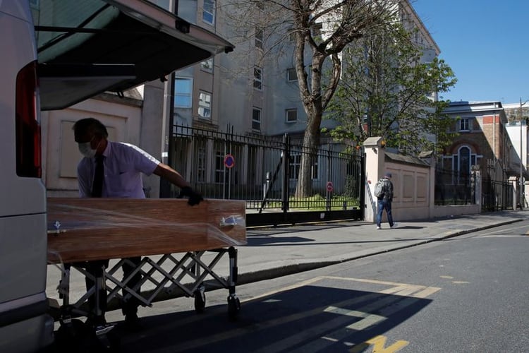 Las funerarias piden transparencia al sector salud con el fin de tomar las medidas necesarias para la atención de estos casos (Foto: REUTERS/Gonzalo Fuentes)