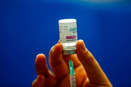 Un sanitario prepara una dosis de la vacuna contra la covid-10 de AstraZeneca. EFE/EPA/AHMAD YUSNI
