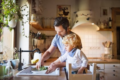 Cocinar con los hijos es una actividad recomendable para alejarlos de las pantallas y promover hábitos nutritivos saludables - Shutterstock