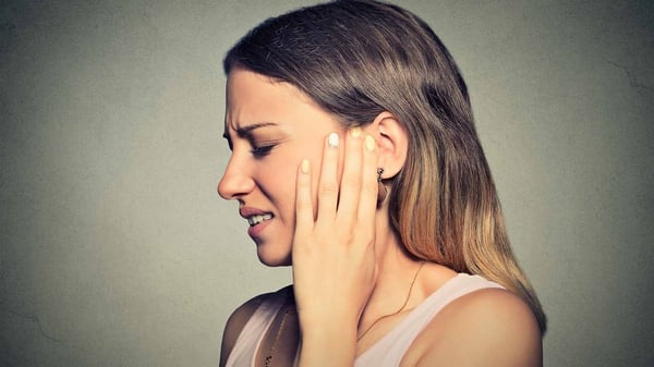 Dolor de oídos y hasta rotura de tímpanos son algunas de las consecuencias de reprimir el estornudo (Getty)