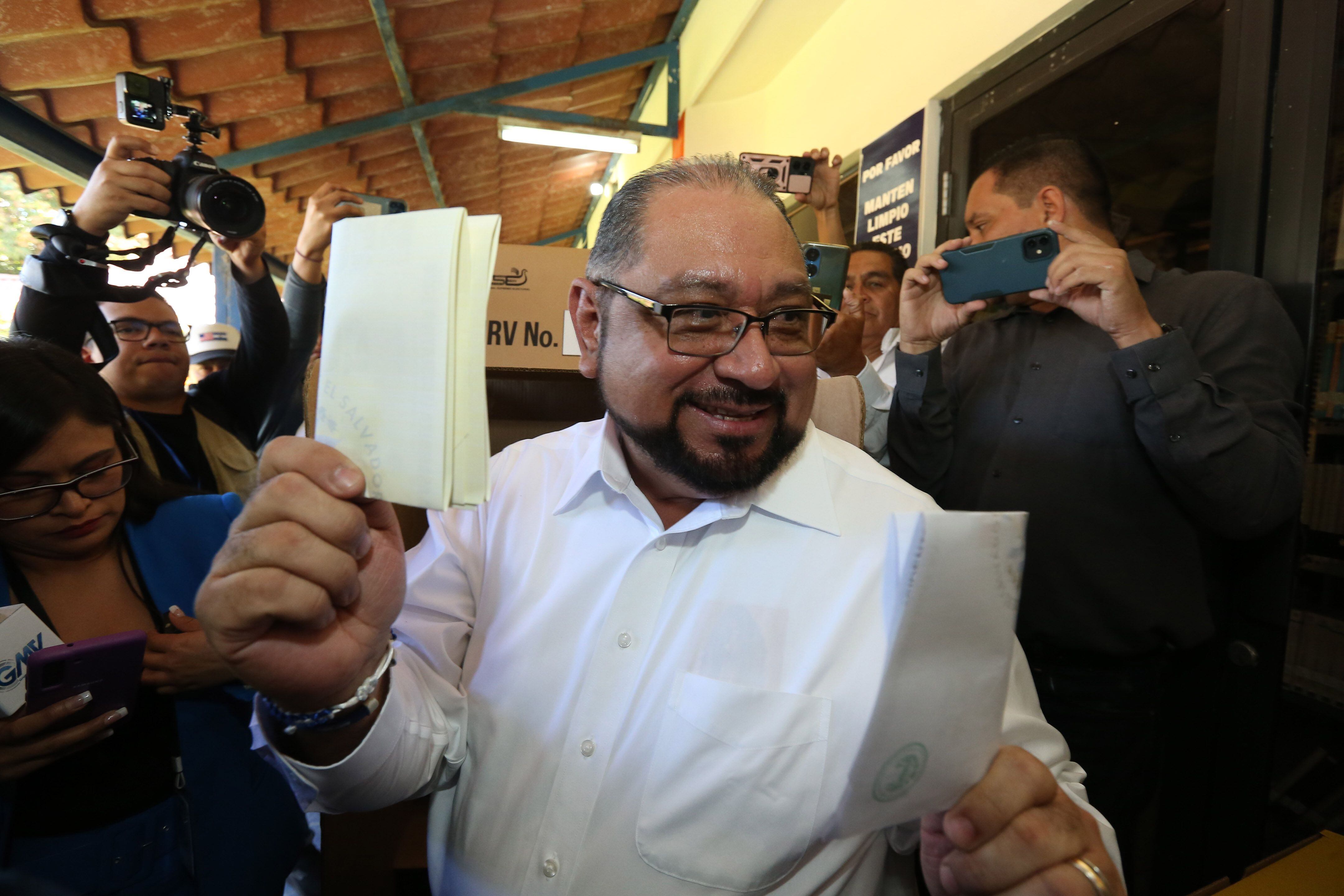Joel Sánchez, candidato presidencial por Alianza Repúblicana Nacionalista (Arena), votó en las instalaciones de la Universidad Albert Einstein. (EFE/Javier Aparicio)
