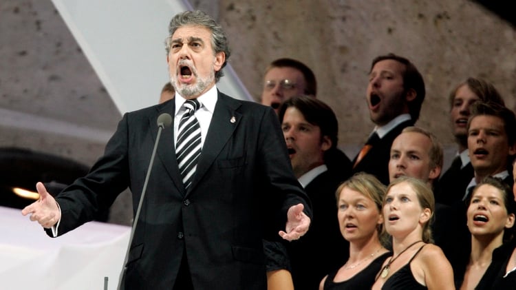 Plácido Domingo se presenta durante la final de la Copa Mundial de fútbol entre Italia y Francia en el Estadio Olímpico de Berlín en 2006. (Foto AP / Luca Bruno)