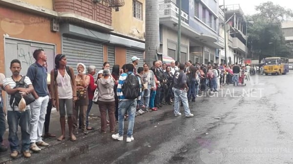 Las largas filas en Caracas son una muestra de que el transporte acató la medida (@amg9847)