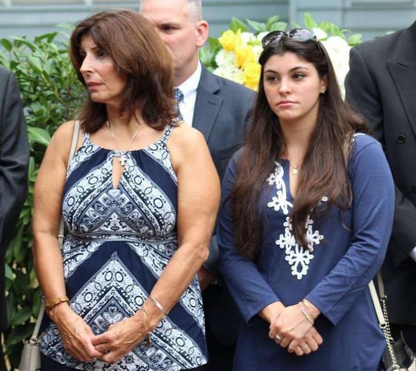 Roseanne junto a Anne Nelson, la hermana mayor de Caitlin, durante el servicio fúnebre