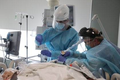 FOTO DE ARCHIVO: El Dr. Gabriel Gómez, de 40 años, intuba a un paciente con coronavirus en la unidad de cuidados intensivos COVID-19 en el Hospital Providence Mission en Mission Viejo, California, EE. UU., 8 de enero de 2021. REUTERS / Lucy Nicholson