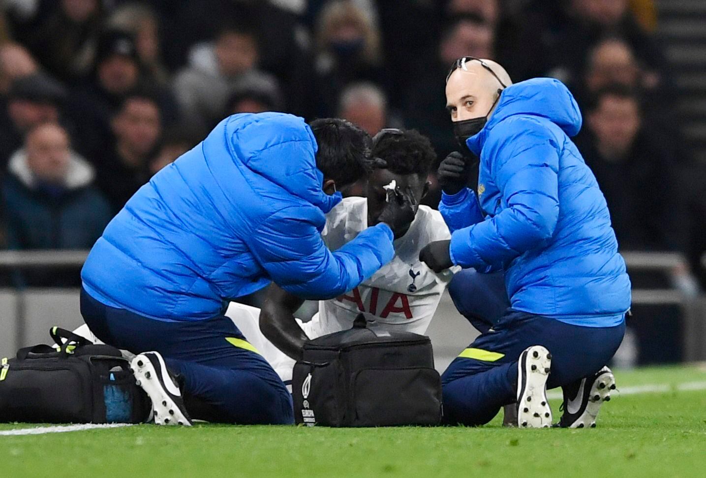 Dávinson Sánchez recibiendo asistencia médica contra Vitesse tras un golpe en  su cabeza / (REUTERS/Tony Obrien)
