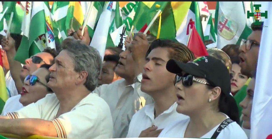 Manifestantes durante la concentración de este viernes en Santa Cruz.