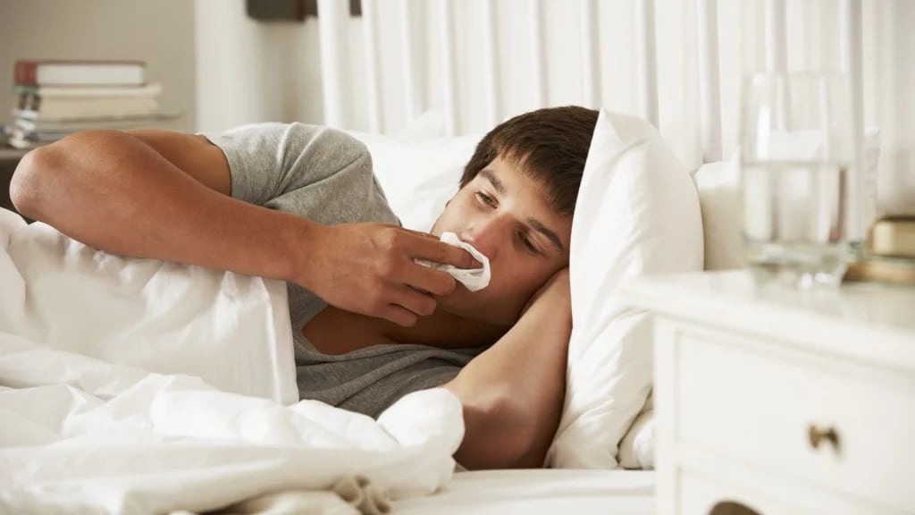 El sueño adecuado puede palear los efectos del resfrío (Shutterstock)