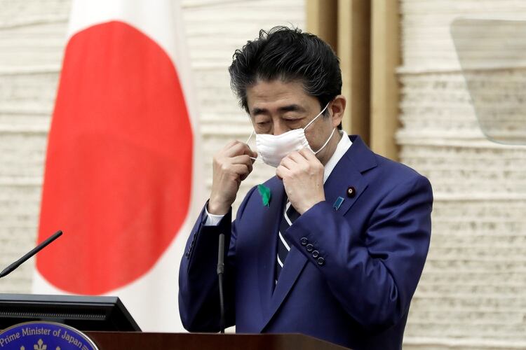 Shinzo Abe, ridiculizado por el tamaño de la mascarilla del gobierno (Reuters)
