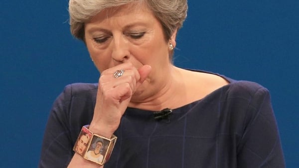La premier Theresa May y su brazalete de Frida
