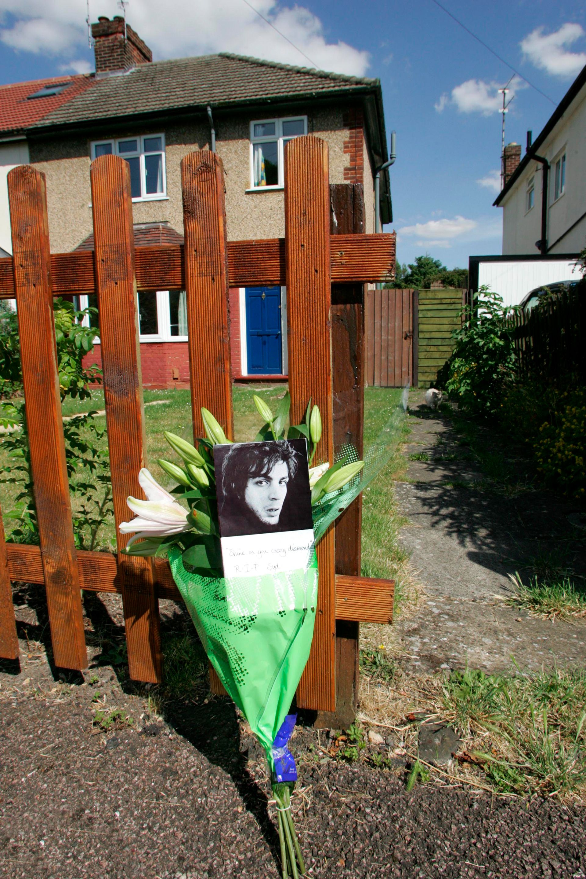 Flores en la puerta de la casa donde Syd Barrett vivió antes de su muerte a los 60, en Cambridge, Reino Unido 