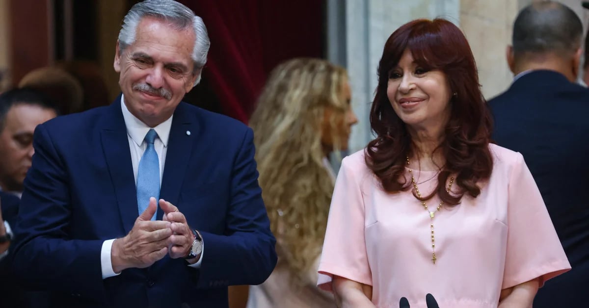 The CFK-Alberto reunion: warm ceremonial hug and significant gesture with a bottle of water