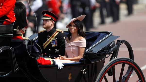Meghan Markle eligió diseño de Carolina Herrera para su presencia en el desfile en honor a la reina Isabel (Reuters)