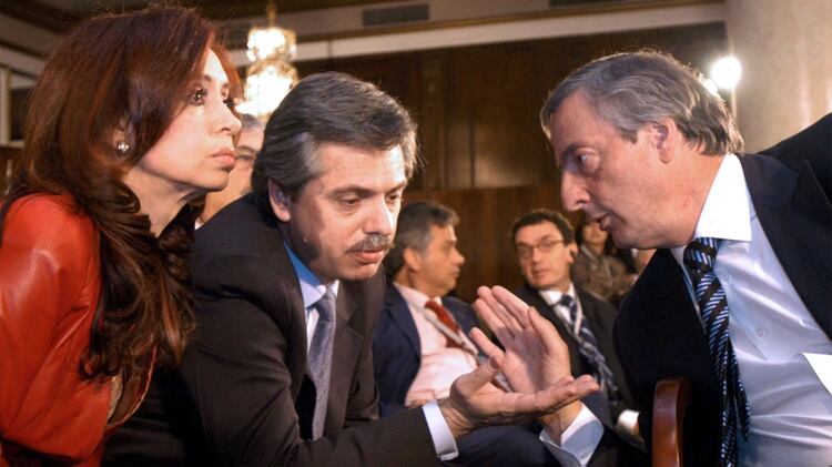 Alberto Fernández. junto a Néstor Kirchner y Cristina Fernández (NA)