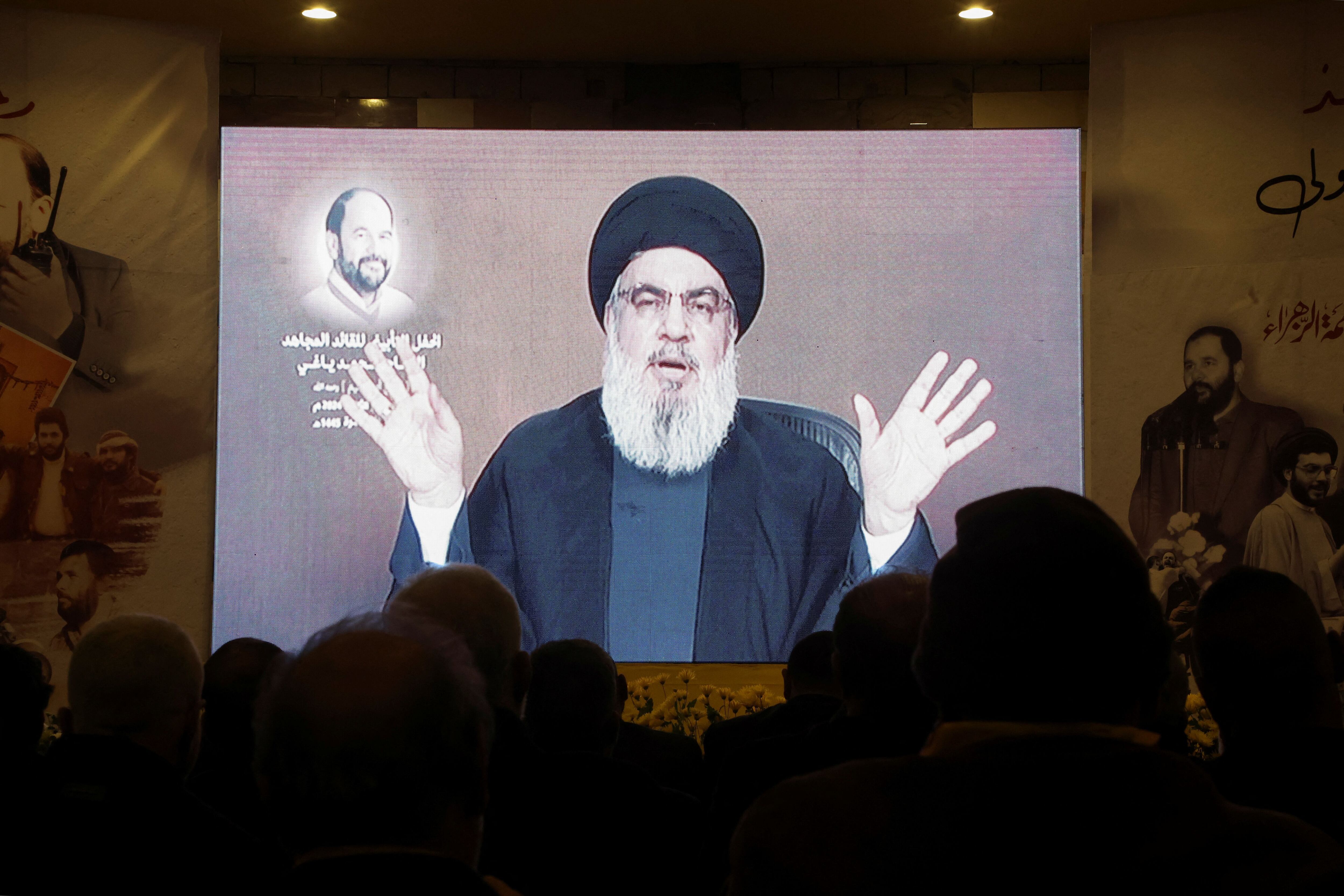 El líder de Hezbollah en Líbano, Sayyed Hassan Nasrallah, pronuncia un discurso televisado durante una ceremonia conmemorativa en la que se cumple una semana del fallecimiento de Mohammad Yaghi, una de las figuras del grupo terrorista, en Baalbek, Líbano, el 5 de enero de 2024. REUTERS/Mohamed Azakir