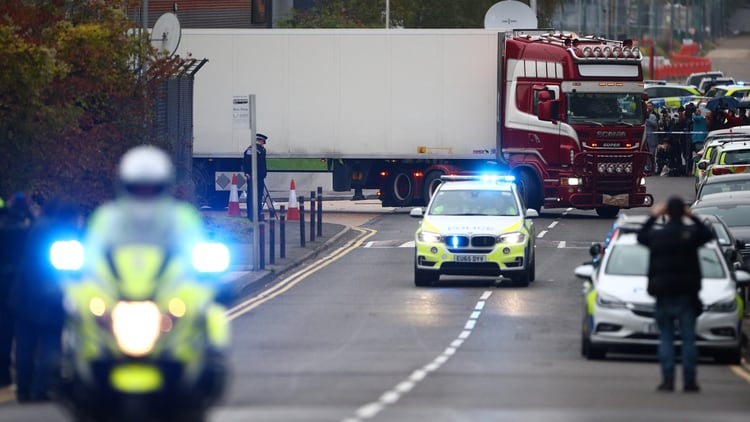 La policía traslada el contenedor del camión donde se descubrieron los 39 cuerpos sin vida, en Grays, Essex (Reuters)