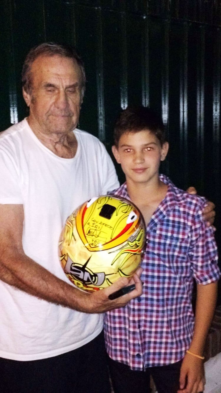 El día que Carlos Reutemann le autografió el casco a Ian, el niño que ya soñaba con la Fórmula 1. Ya compite con corredores que lo doblan en edad.