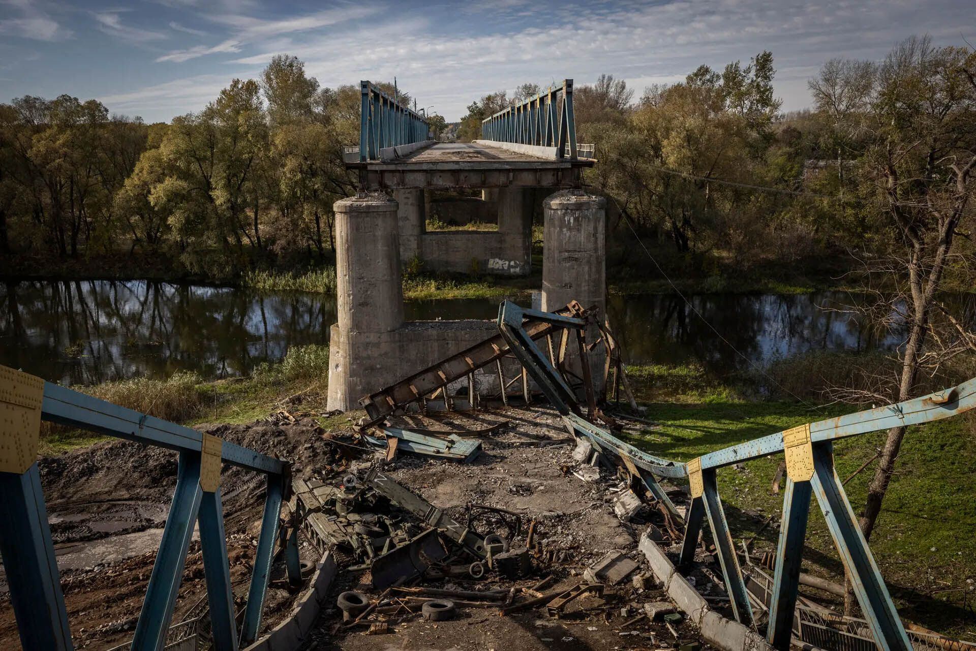 El puente principal de la cercana ciudad de Izium, Ucrania, fue volado por las fuerzas rusas en retirada en septiembre (Ivor Prickett para The New York Times)