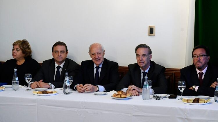 Lavagna junto a los senadores del PJ que lidera Pichetto. Esta tarde volverá a reunirse con el rionegrino