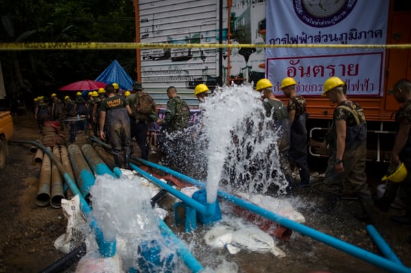 Los trabajos para bombear el agua y bajar el caudal (AFP)