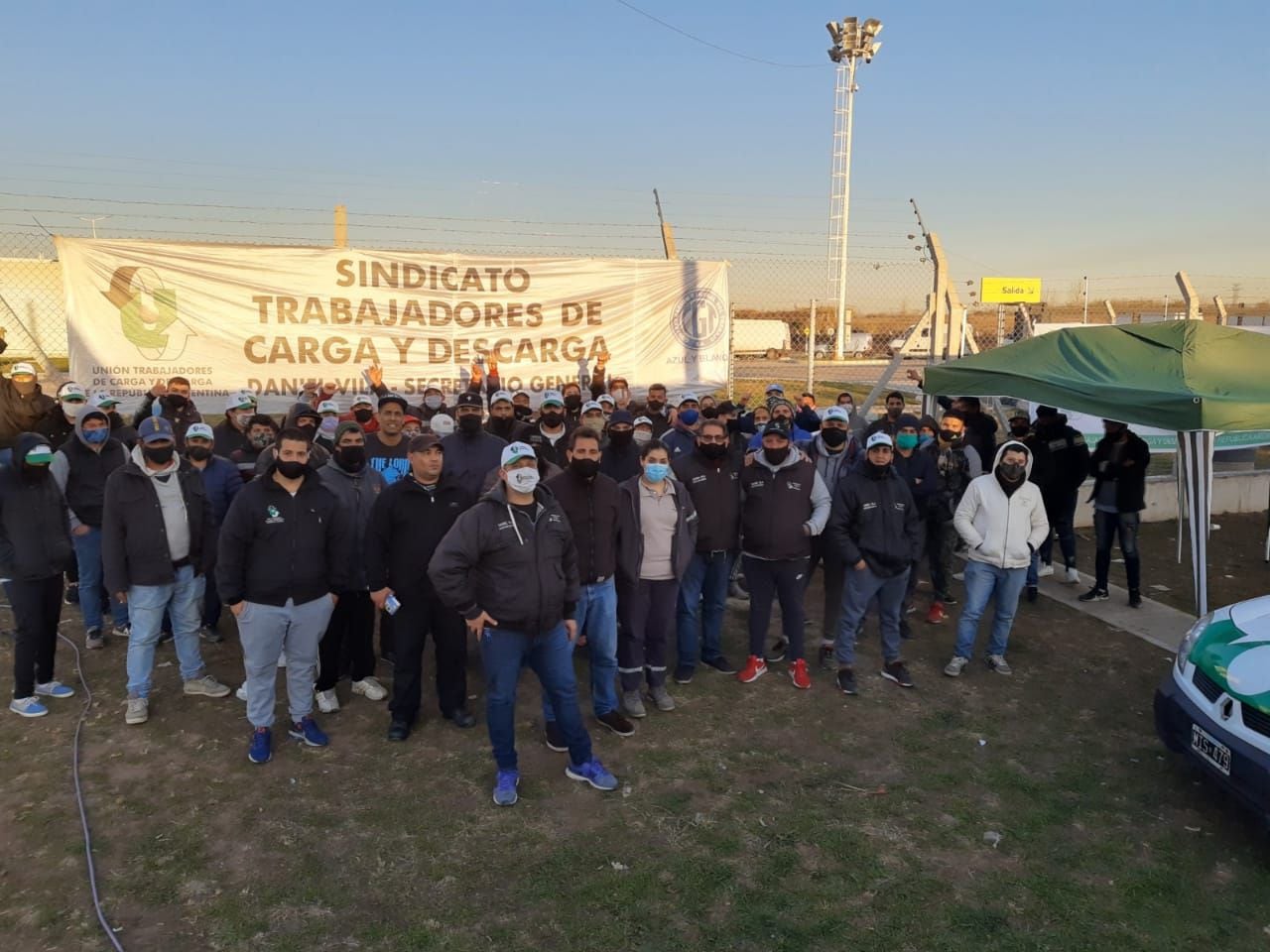 Activistas del Sindicato de Carga y Descarga hacen guardia en la puerta del centro de distribución de Mercado Libre en el Mercado Central por la amenaza de Pablo Moyano de que los camioneros podrían bloquear la entrada de nuevo