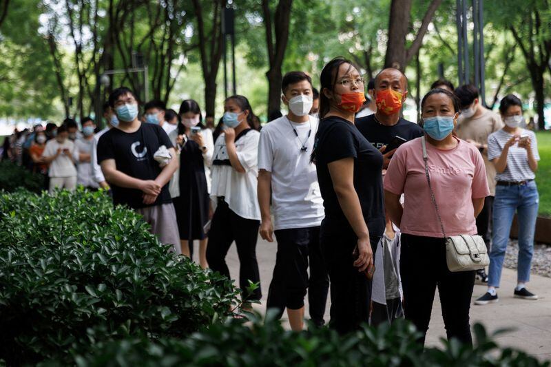 FOTO DE ARCHIVO. Gente hace cola en una estación de pruebas de ácido nucleico, tras un brote de la enfermedad por coronavirus (COVID-19), en Pekín, China. 29 de junio de 2022. REUTERS/Thomas Peter