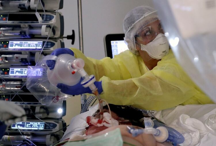 Un paciente de coronavirus, tratado en una unidad de cuidados intensivos en Bruselas (Reuters)