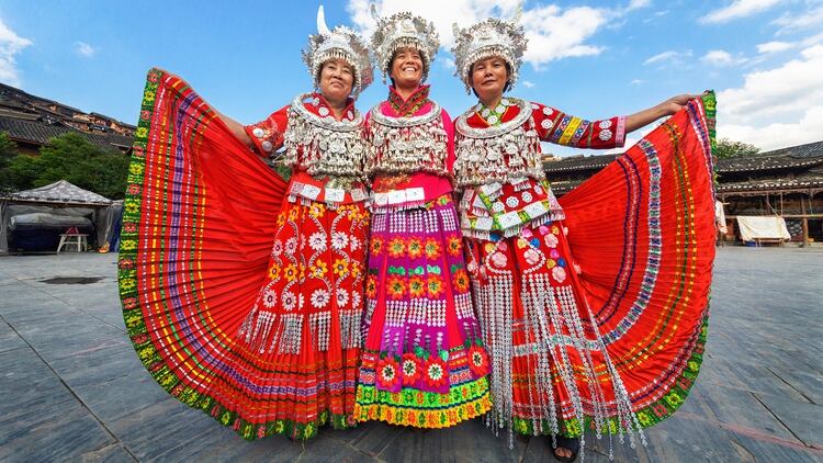 En las aldeas indígenas del este de Guizhou, en particular, los días se desarrollan a un ritmo lento y la gente continúa las tradiciones agrícolas y textiles, como el hilado, el bordado y el batik (Shutterstock)