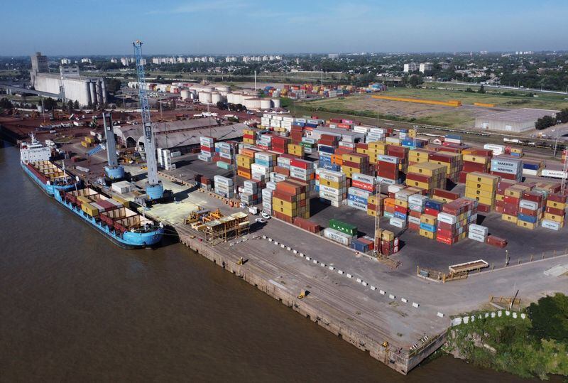 Foto de archivo: imagen de barcos y containers en el puerto de Rosario, en la provincia de Santa Fe. REUTERS/Agustin Marcarian