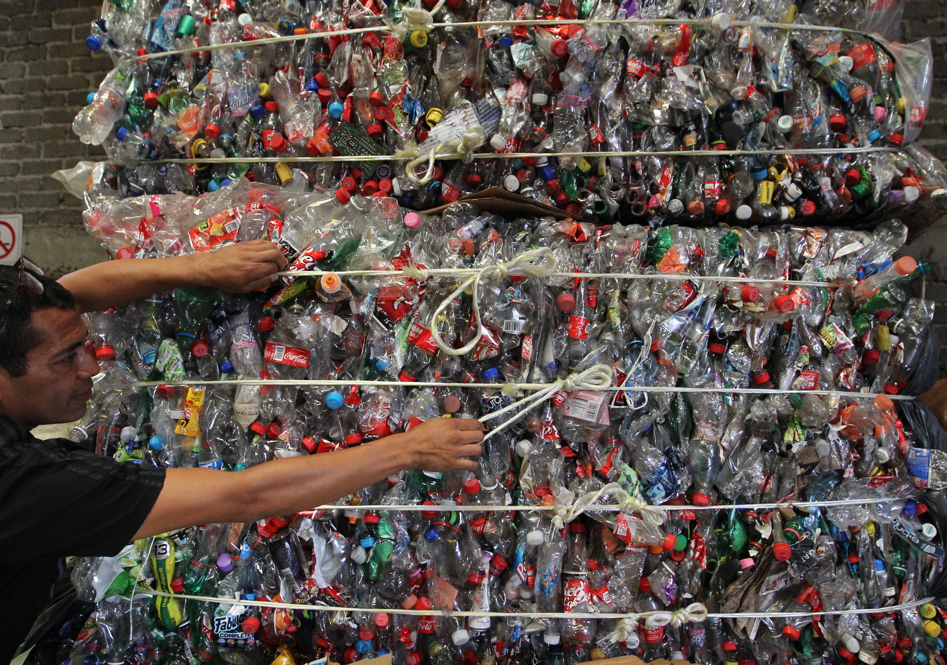 Trabajadores realizan sus funciones en un centro de acopio de plásticos en Ciudad de México (México). Imagen de archivo. EFE/ Mario Guzmán