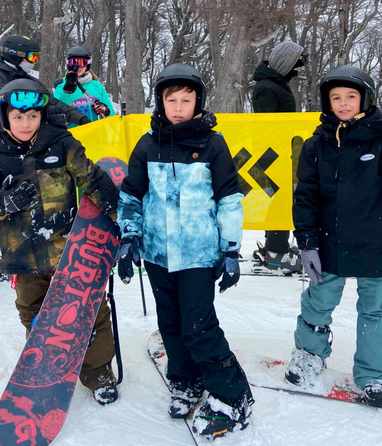 Los menores aprovecharon para tomar clases de snowboard en la nieve