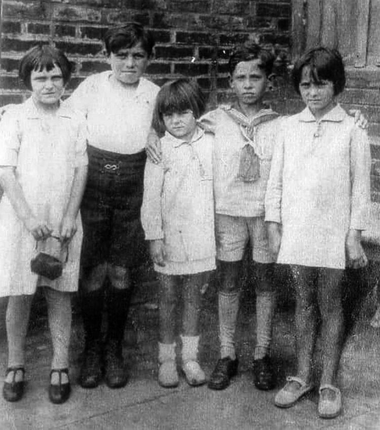 El abuelo Andrés, el segundo desde la izquierda.