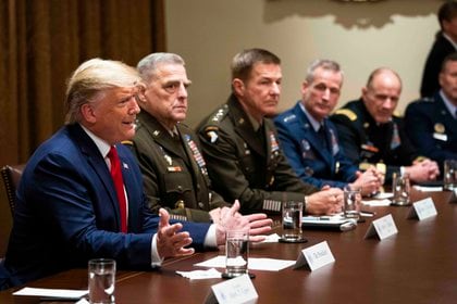 El presidente Donald Trump hace comentarios durante una reunión informativa con altos mandos militares en la Sala del Gabinete de la Casa Blanca en Washington. (Doug Mills/The New York Times)