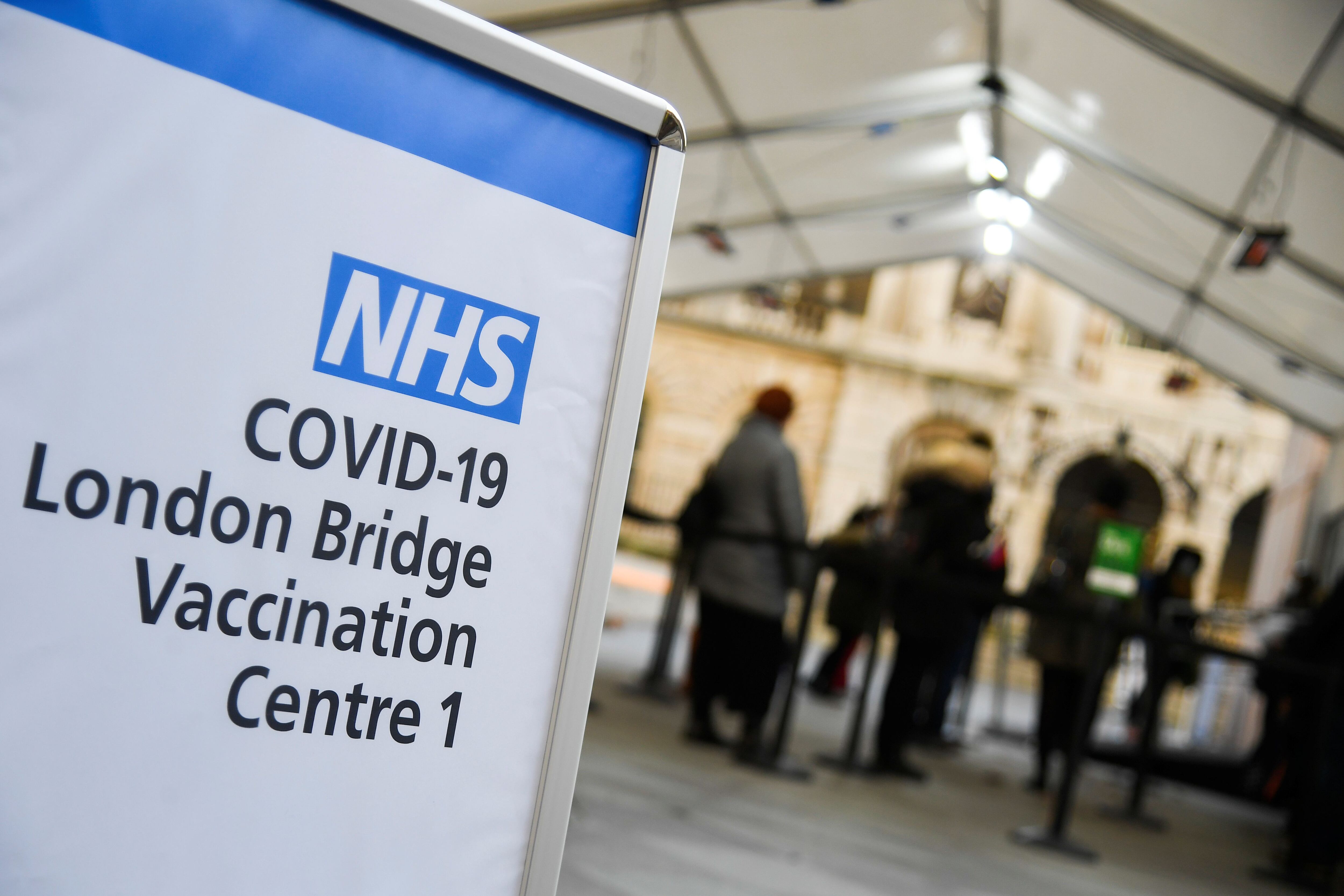 Decenas de personas hacen cola en Londres para recibir la vacuna contra COVID-19. REUTERS/Toby Melville