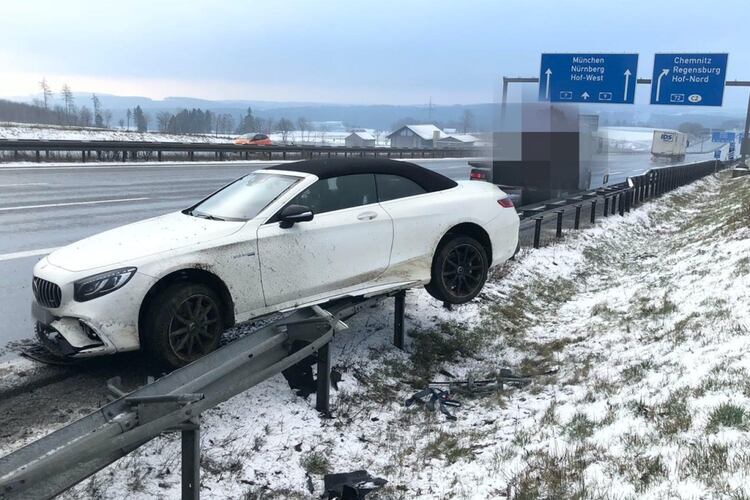 AsÃ­ quedÃ³ el vehÃ­culo de Boateng luego de sufrir un accidente en una ruta de Alemania (Foto: @tv_oberfranken)