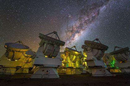 El Atacama Large Millimeter/submillimeter Array (ALMA), en Chile, fue uno de varios telescopios usados para generar la primera imagen del agujero negro. (Beletsky (LCO)/ESO via The New York Times)