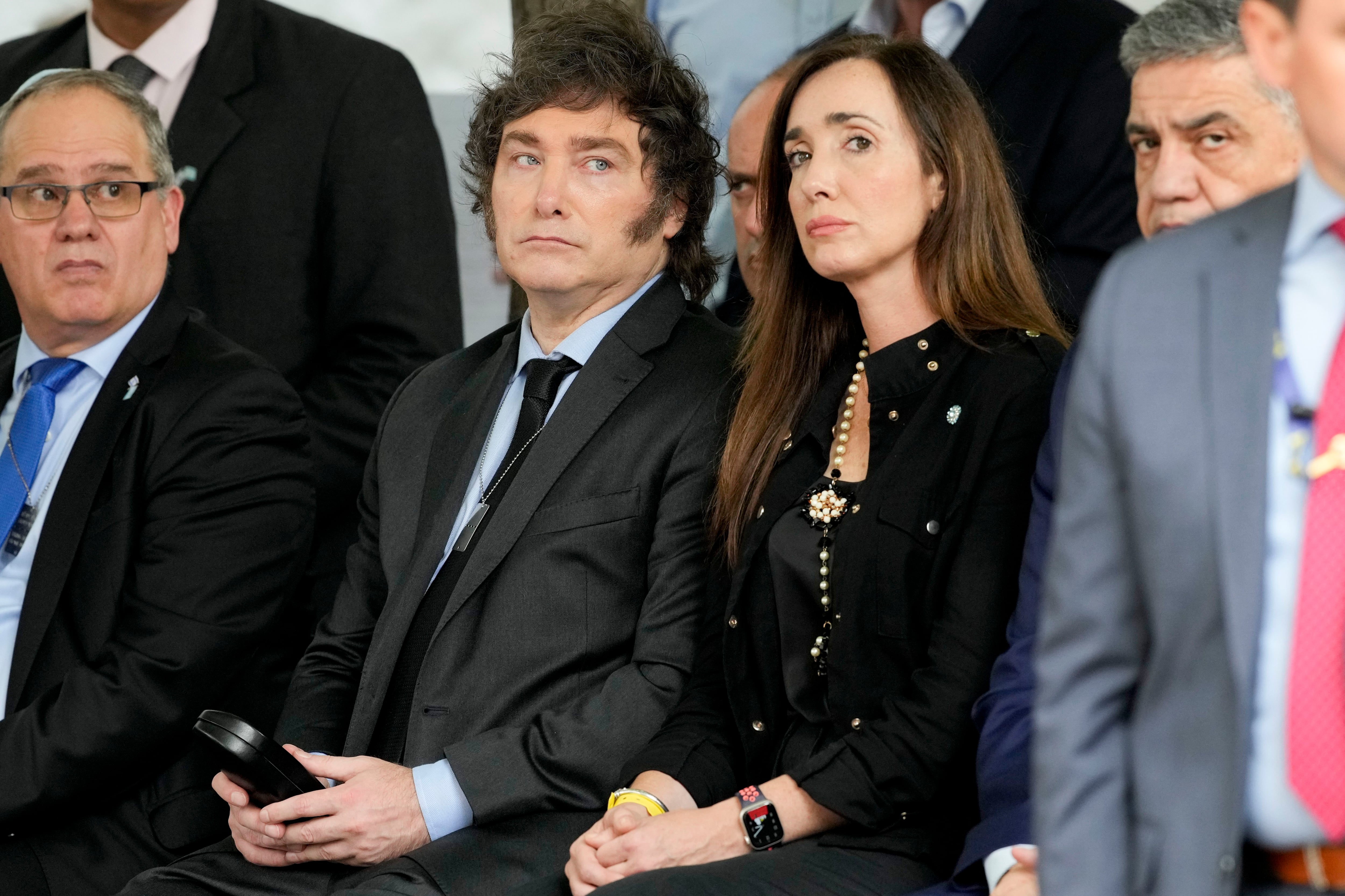 El presidente argentino Javier Milei, centro izquierda, y la vicepresidenta Victoria Villarruel asisten a la ceremonia oficial que conmemora el 32 aniversario del atentado a la embajada de Israel