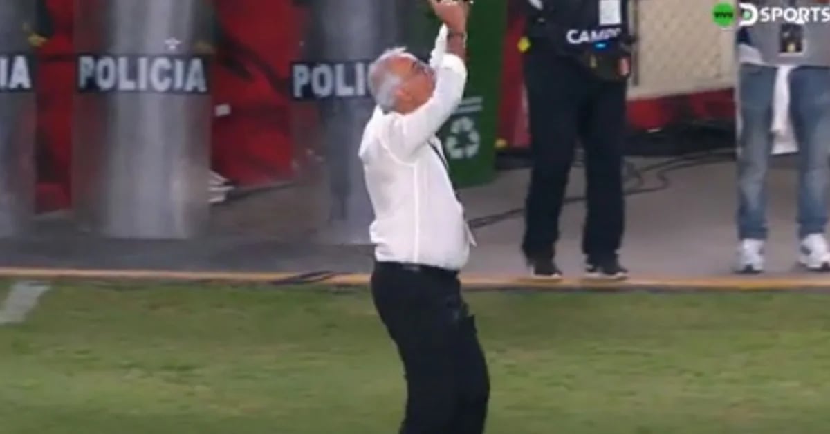 Effusive celebration by Jorge Fossati after Piero Quispe’s goal at Universitario vs Cienciano for the Copa Sudamericana