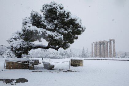 El templo de Zeus en Atenas, cubierto de nieve (REUTERS/Costas Baltas)