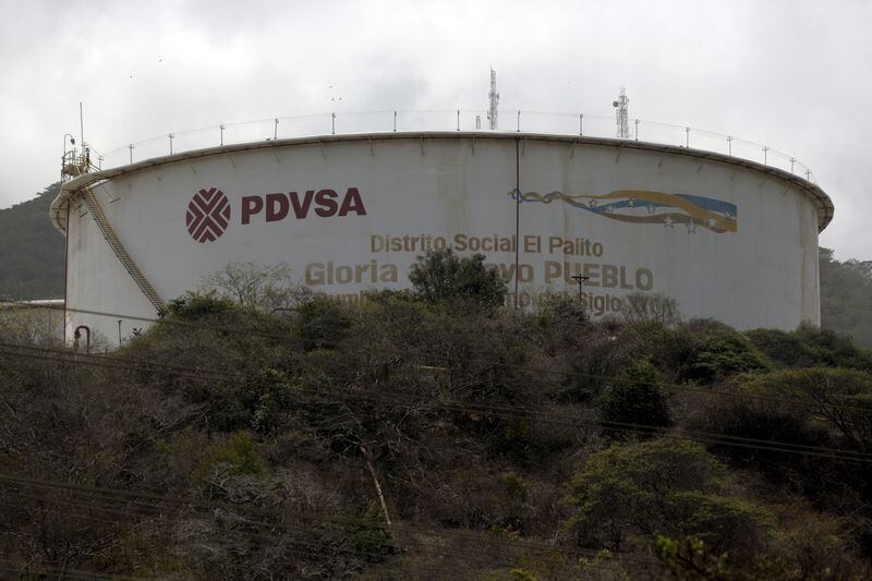 Tanque de refinería de Pdvsa en Venezuela - crédito Marco Bello/Reuters