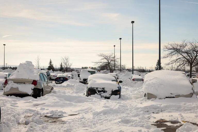 Coches abandonados tras ser remolcados a un estacionamiento después de la tormenta invernal en Buffalo (REUTERS/Lindsay  