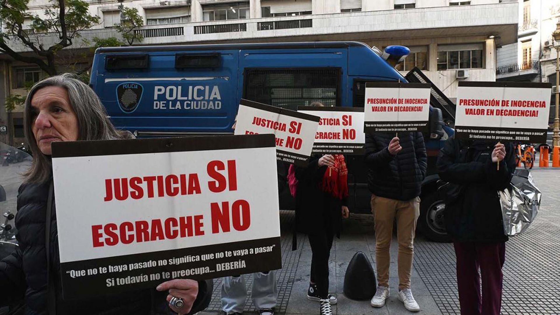  Los familiares de los seis jóvenes detenidos por el abuso sexual de una chica de 21 años dentro de un auto estacionado y a plena luz del día en febrero de 2022 insisten, contra la evidencia de varios videos tomados por las cámaras de seguridad de la cuadra y la declaración de la víctima y los testigos presenciales, en que se trata de una “falsa denuncia” (Télam)