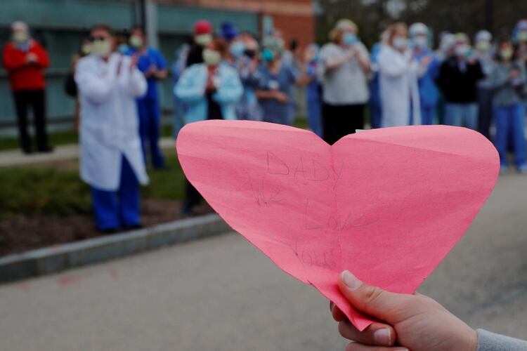 Una muestra de afecto a los médicos en el hospital Beth Israel Deaconess de Milton, Massachusetts - REUTERS/Brian Snyder