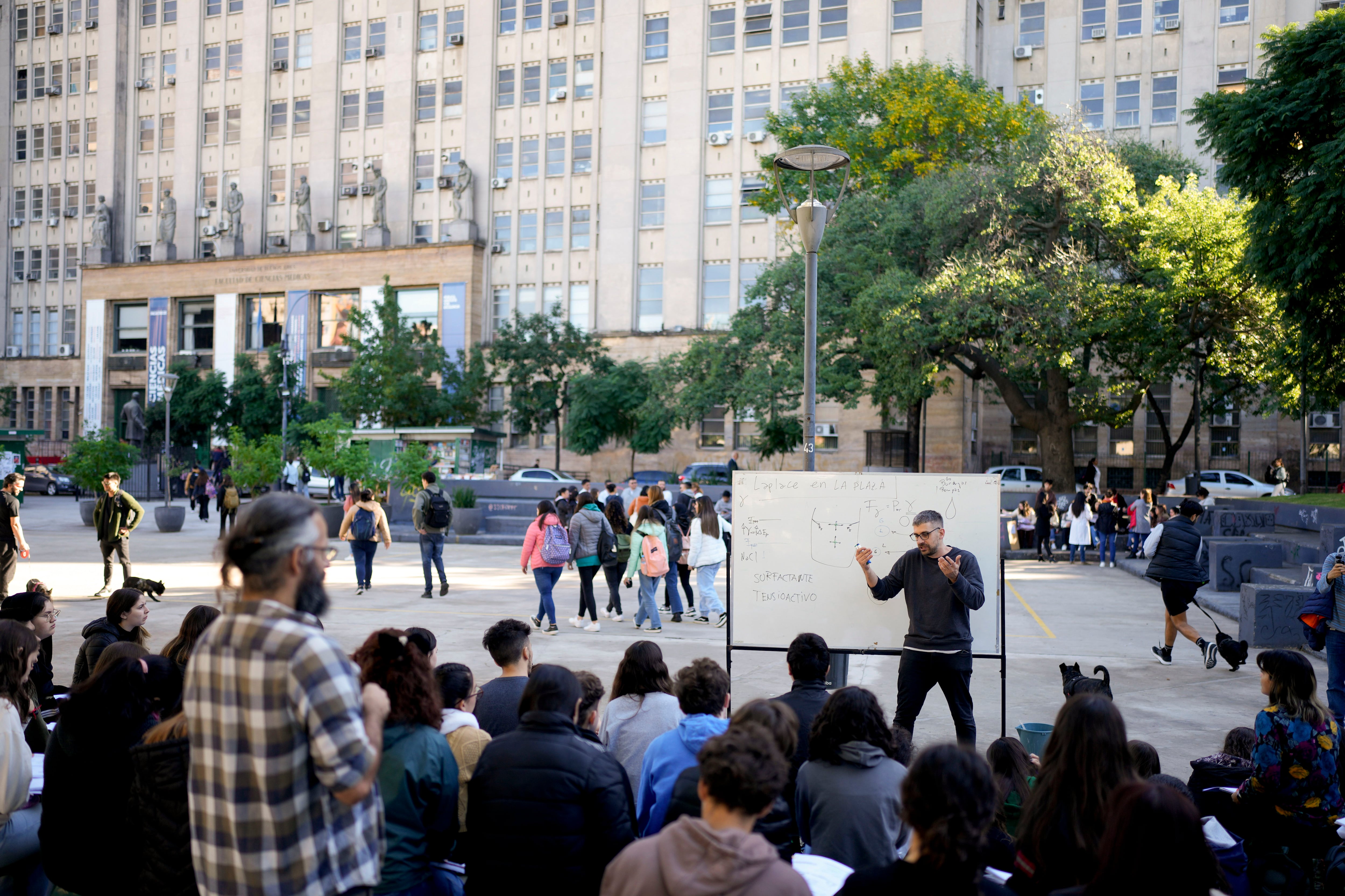 Estudiantes de la Universidad de Buenos Aires (UBA) en una clase abierta y en plena calle como modo de protesta (AP)