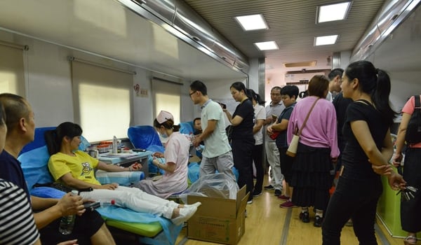 La gente acude a los hospitales para donar sangre para lo heridos (AFP)