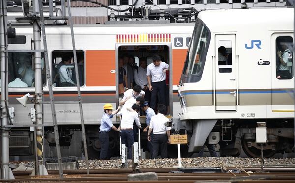 Pasajeros se bajan de un tren tras el sismo en OsakaÂ (Kyodo/via REUTERS)