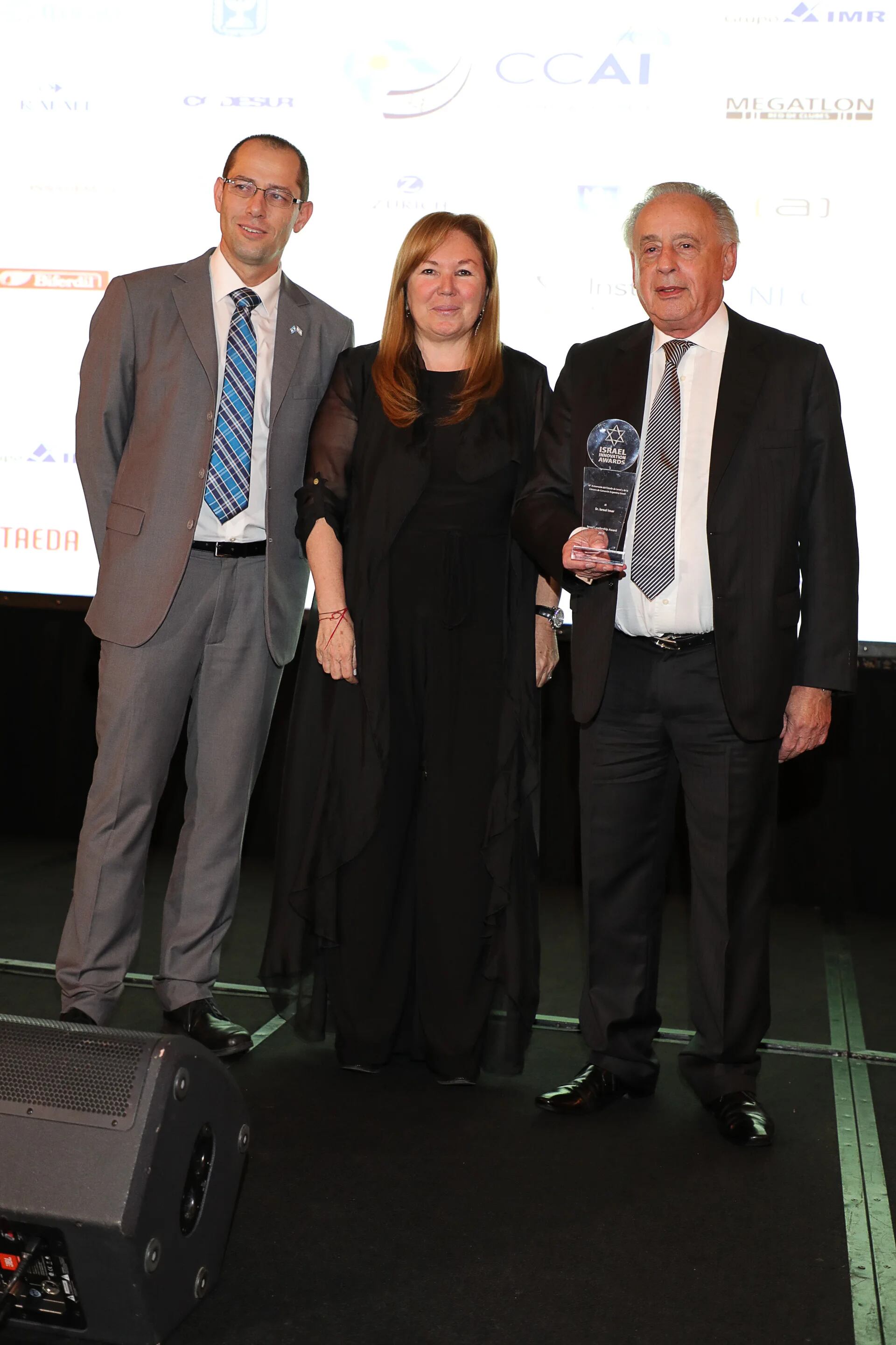 Israel Imar (expresidente de la CCAI) recibió su premio de manos de Ronen Krausz, Consejero Político de la embajada de Israel en la Argentina y de Marisa Koifman