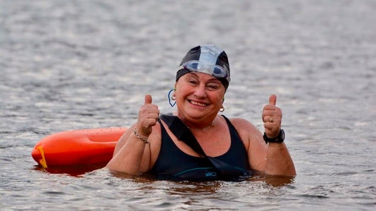 Con los pulgares en alto y sonrisa amplia, así entrena y compite Celia a sus jóvenes 66 años.